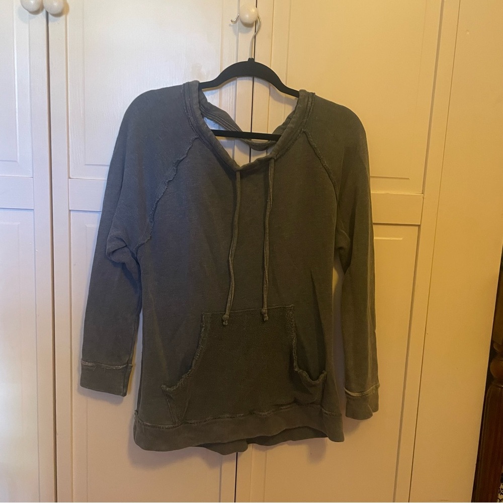 Free People blue sweater cute cut back